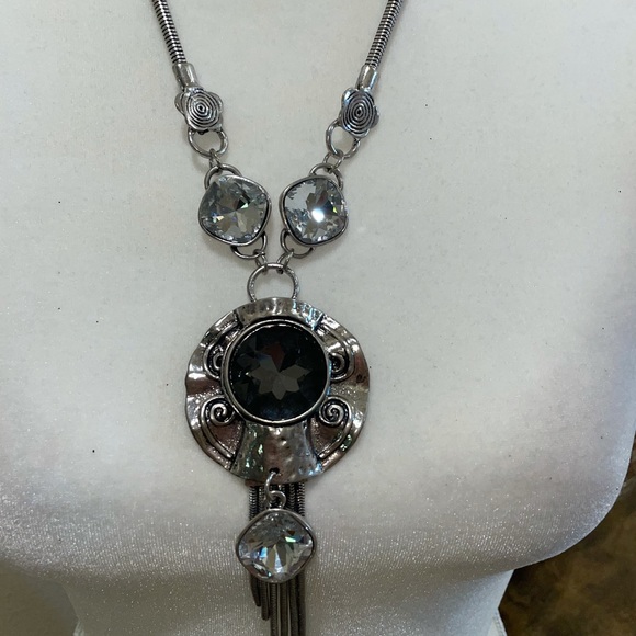 Beautiful sparkly necklace - Picture 4 of 8